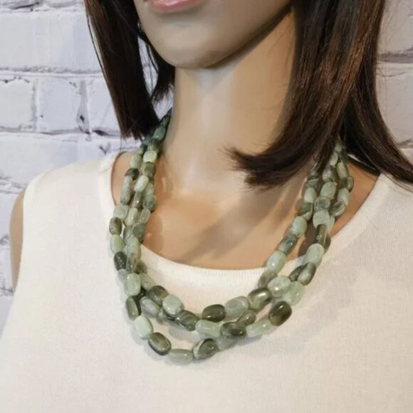 STATEMENT NECKLACE - Jade-like with 3 strands, clasp - Picture 3 of 4